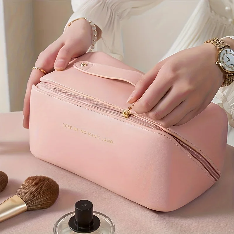 Interior amplio de la bolsa organizadora de maquillaje