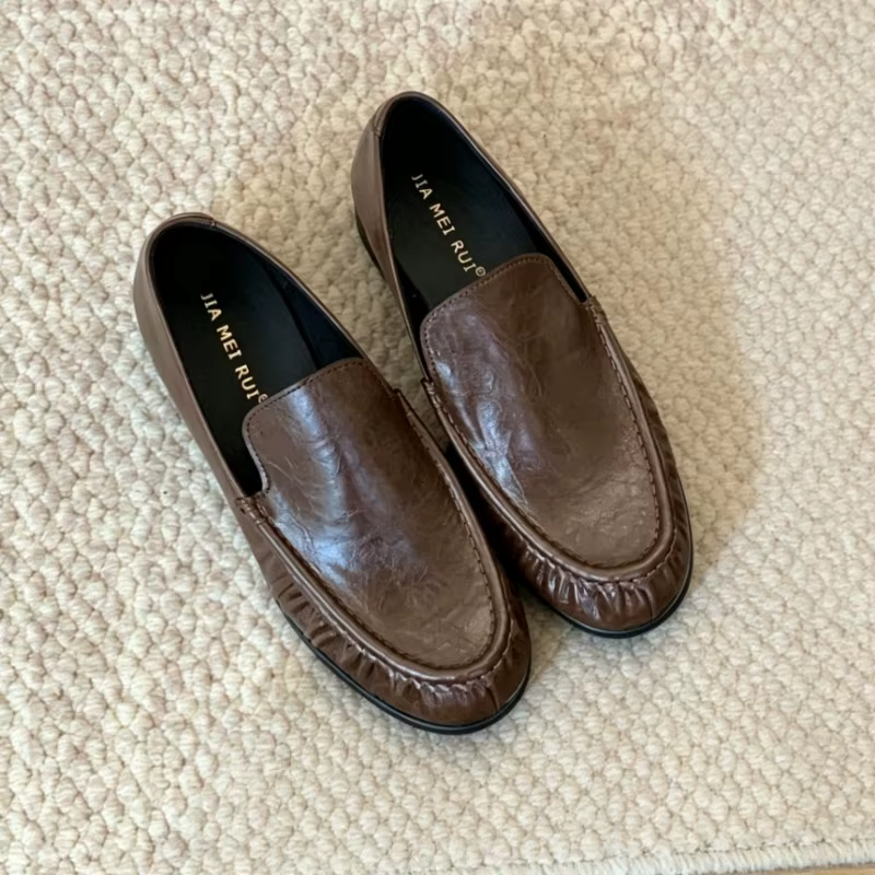 Mocasines marrones de mujer con tacón bajo y detalle plisado - imagen 4