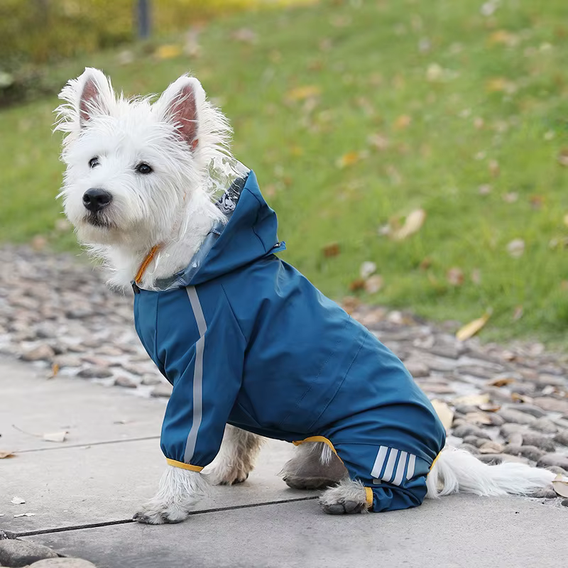 Vista trasera del impermeable Storm con paneles reflectantes y ajuste ergonómico