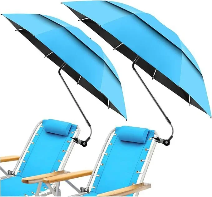 Sombrilla montada en silla de camping junto al agua