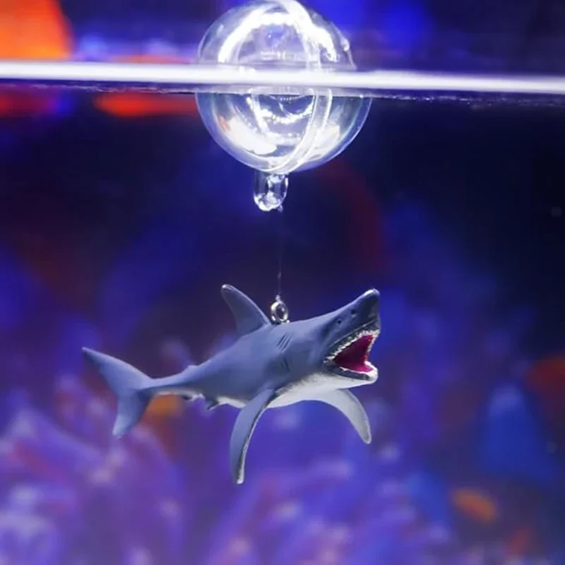Tiburón flotante con acabado realista en acuario