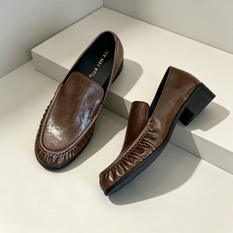 Mocasines marrones de mujer con tacón bajo y detalle plisado - imagen 5