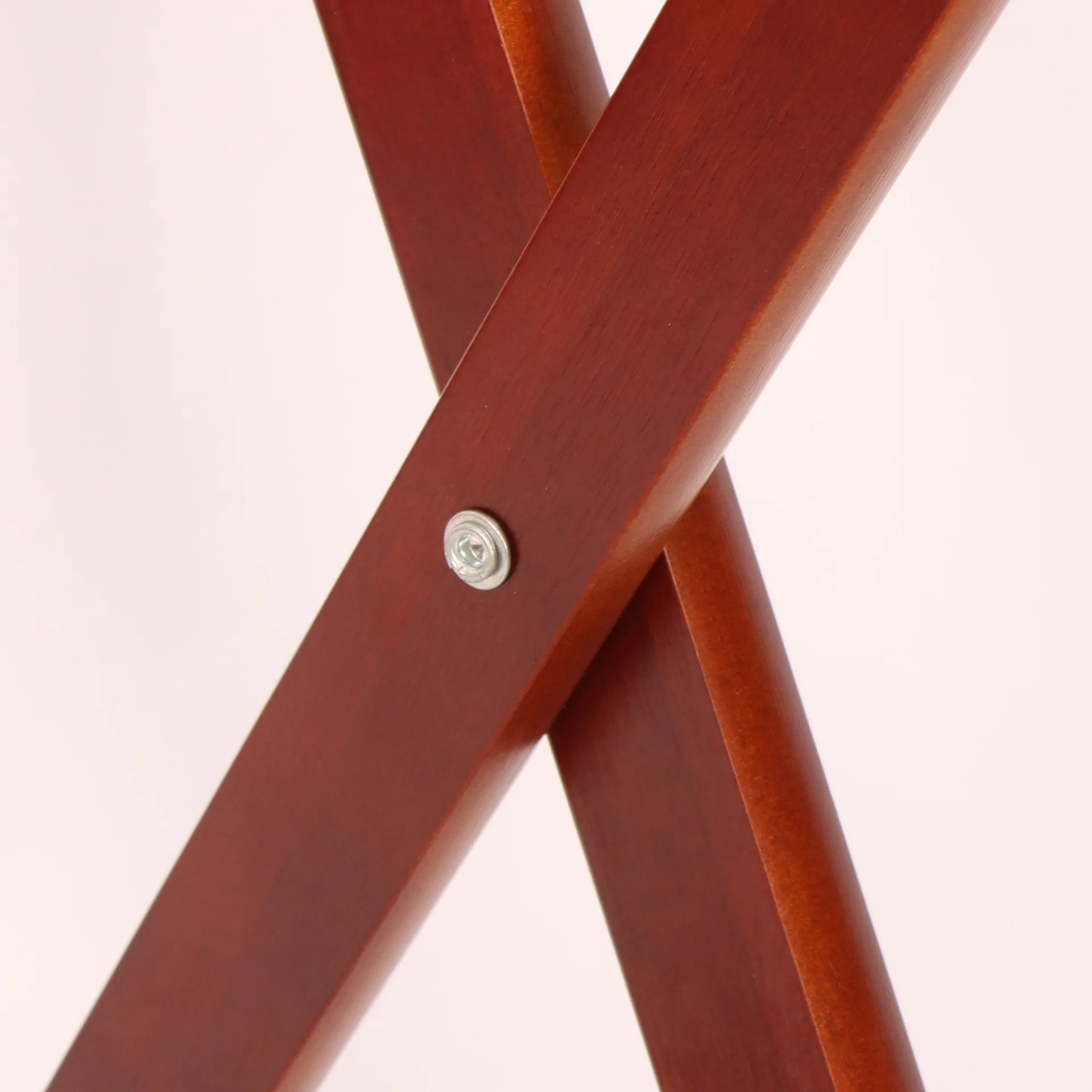 Vista frontal del soporte plegable de madera para maletas