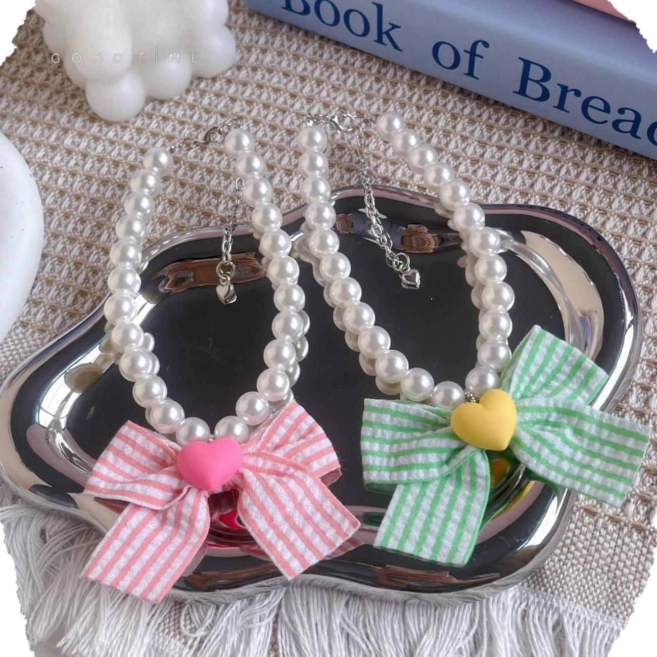 Collar de perlas con lazo a cuadros