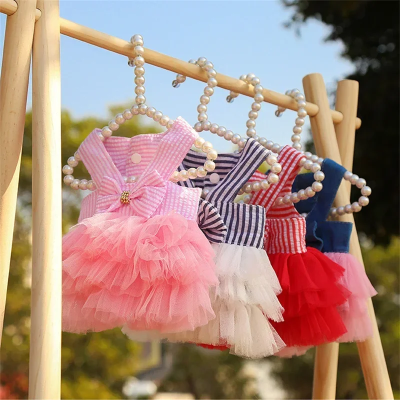 Vestido con rayas rojas para Teddy en movimiento
