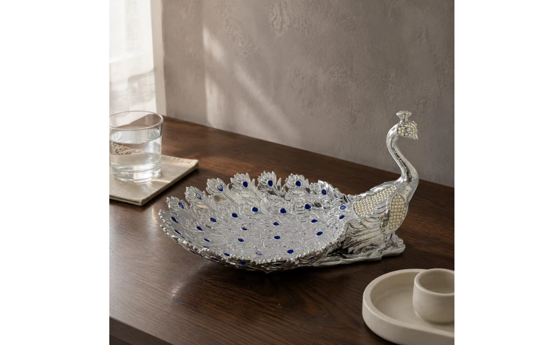 Bandeja decorativa tipo centro de mesa con patrón de plumas