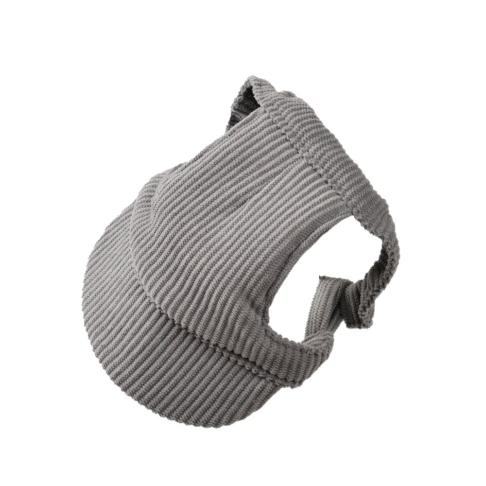Gorra para perros con detalle del orificio para orejas