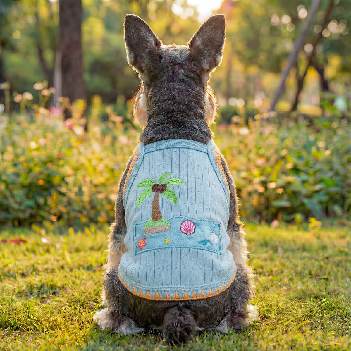 Chaleco de verano para perro visto desde atrás con diseño de palmeras