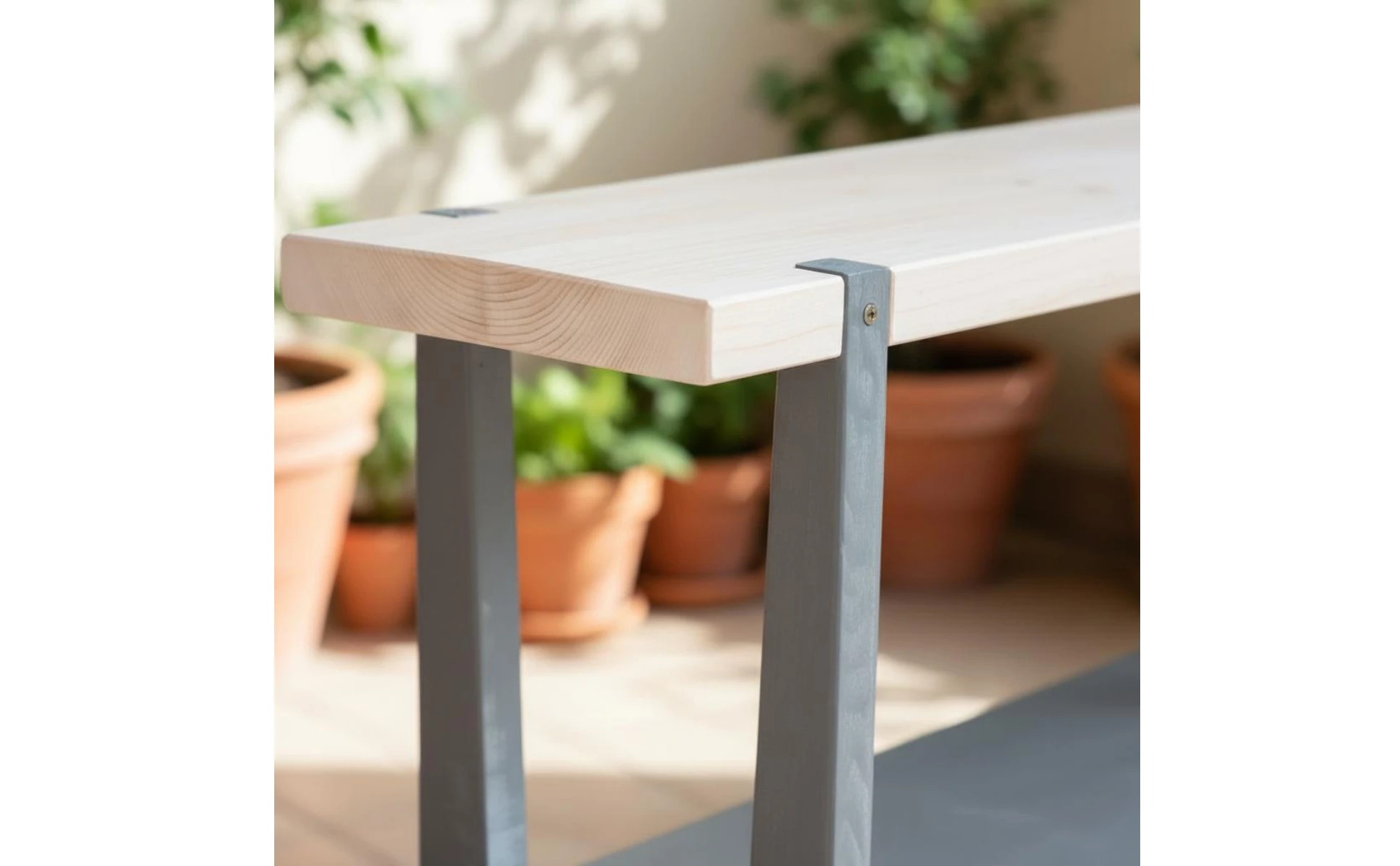 Soporte de madera con acabado rústico para macetas
