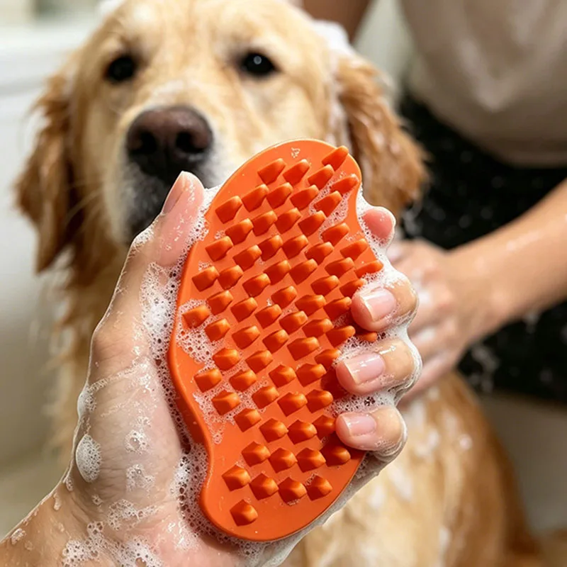Uso del cepillo de masaje durante el baño de un perro