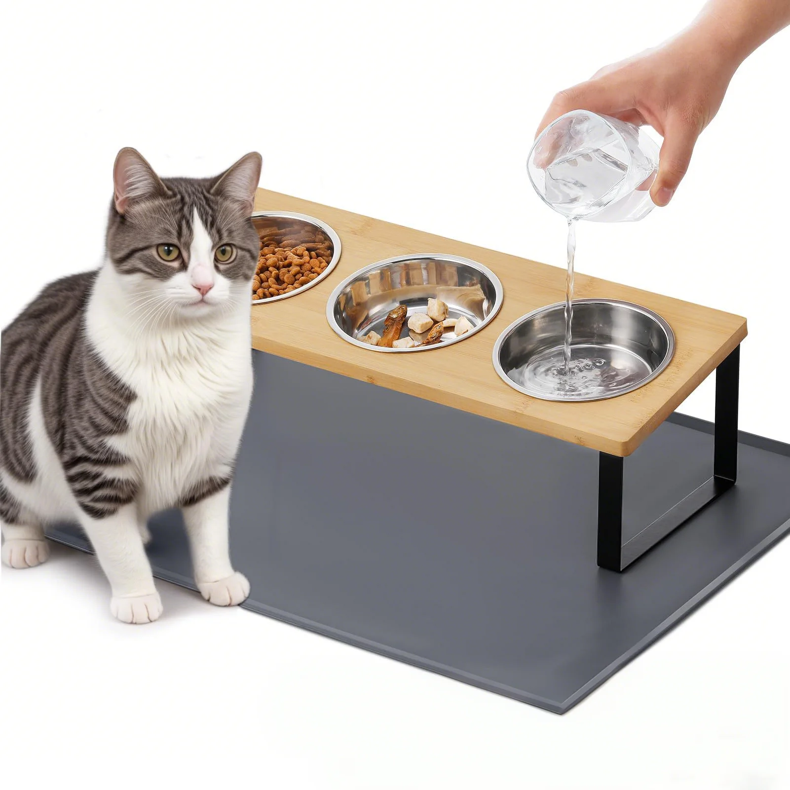 Vista del comedero con agua y comida para varios animales