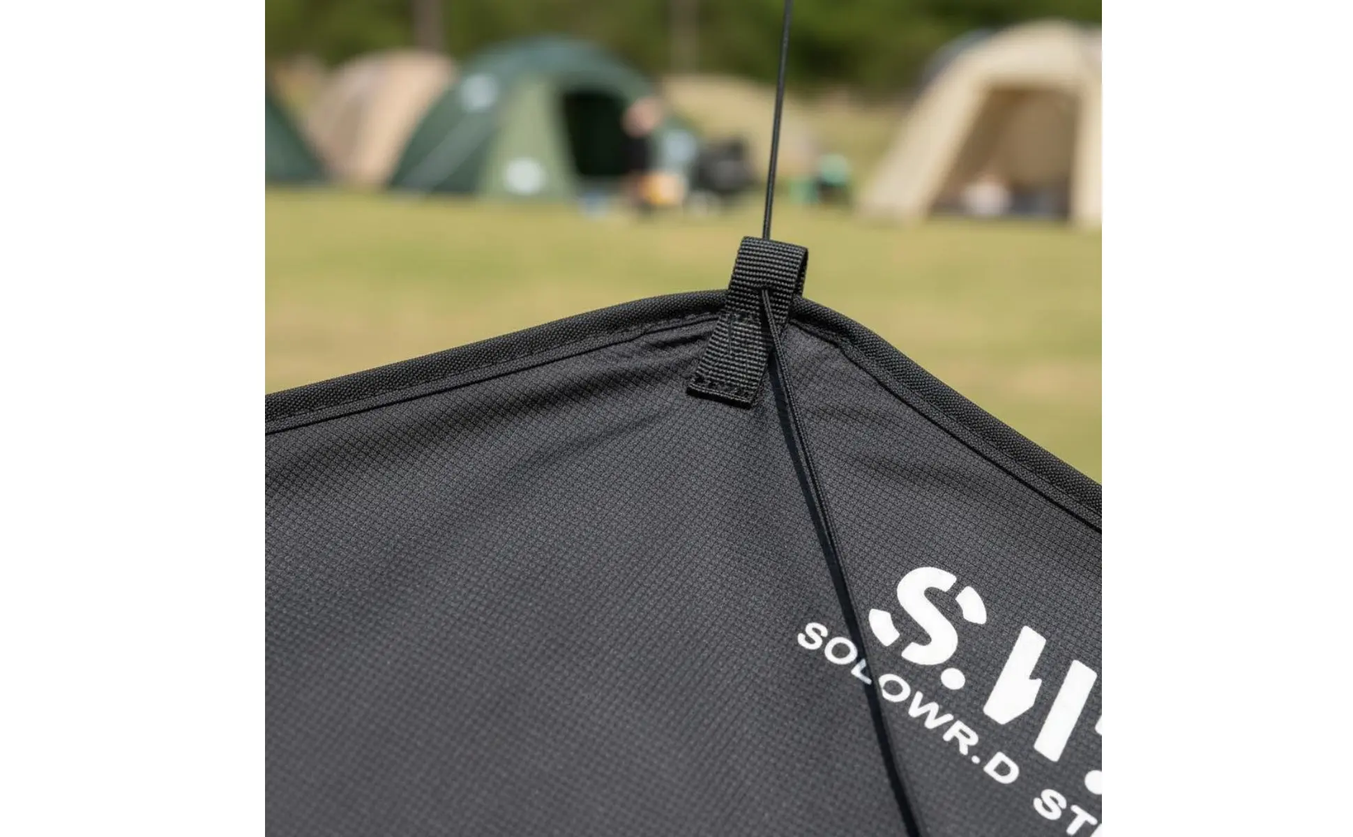 Vista lateral del toldo ajustable para silla de camping