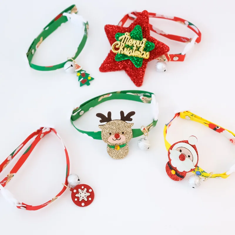 Collar navideño puesto en gato