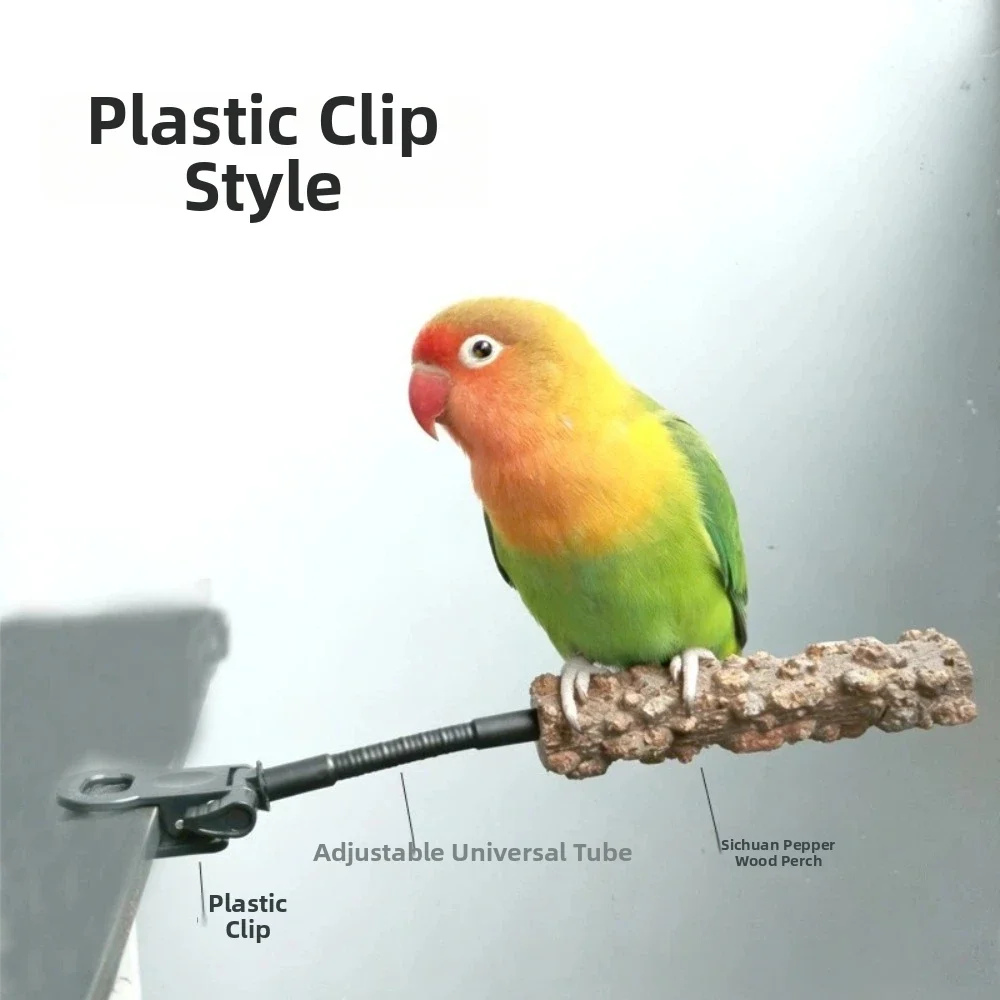 Pinza de madera para aves en uso dentro de la jaula