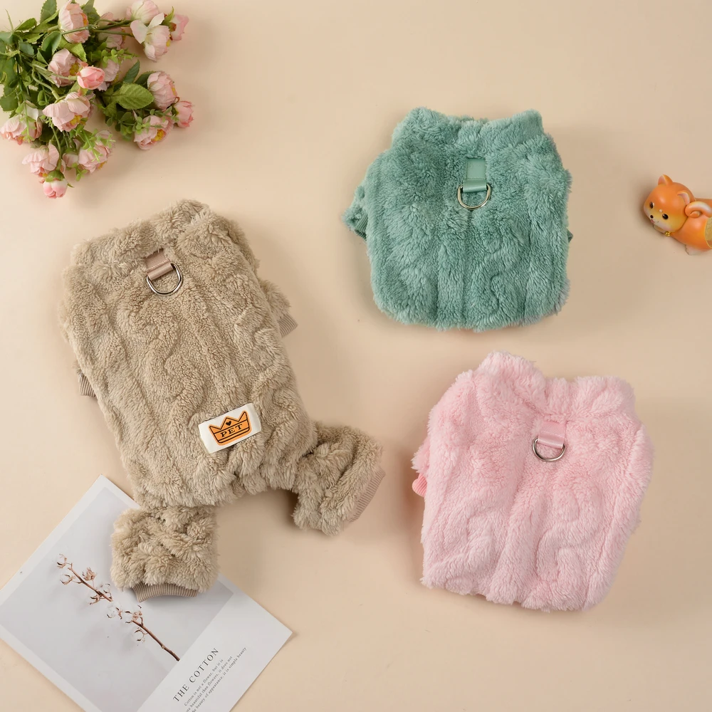 Detalle del mono de invierno para perros y gatos