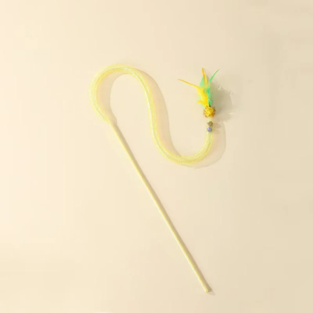 Gato jugando con la varita de plumas