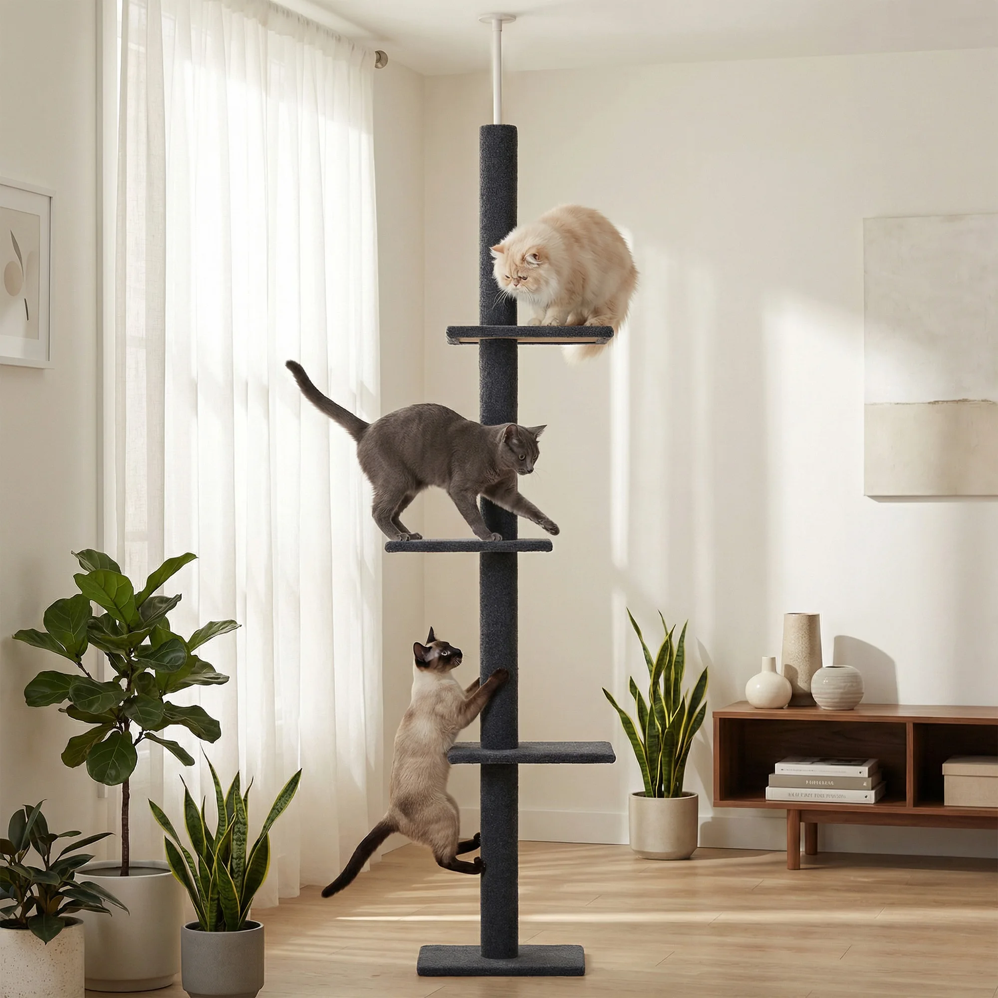 Gato utilizando el poste rascador