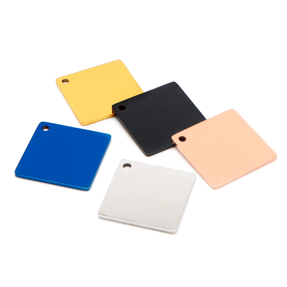 Ejemplo de etiquetas colocadas en collares de colores