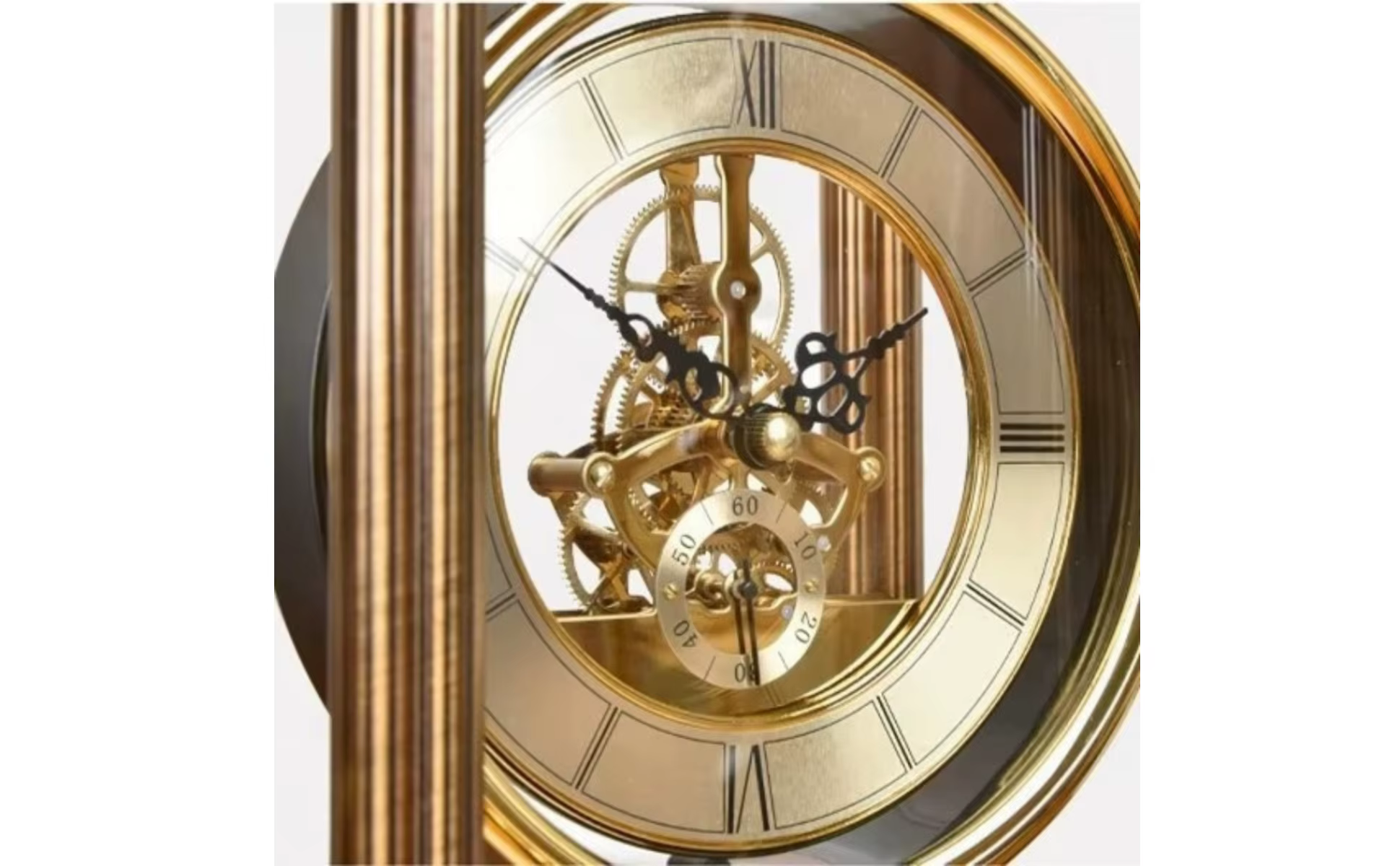 Reloj de estilo antiguo colocado sobre repisa con elementos decorativos complementarios