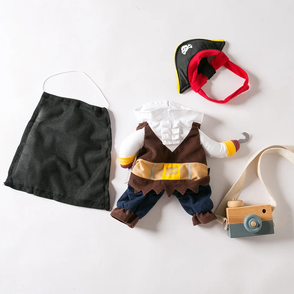Mascota con disfraz de pirata en fiesta