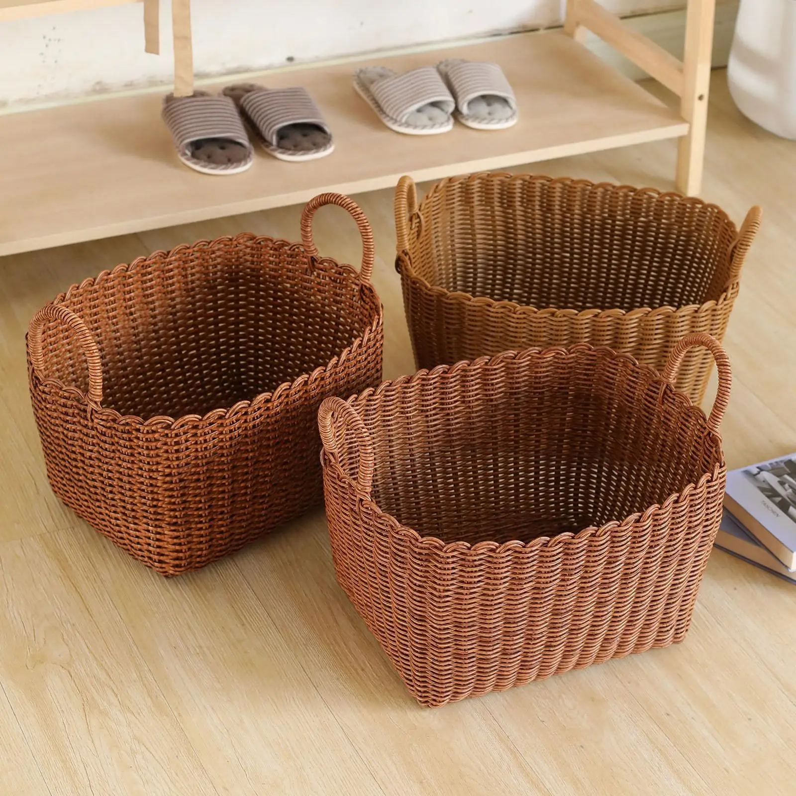 Cesta de almacenamiento decorativa en una sala de estar