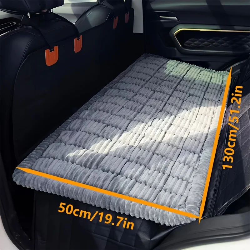 Funda colocada en asiento trasero protegiendo el tapiz