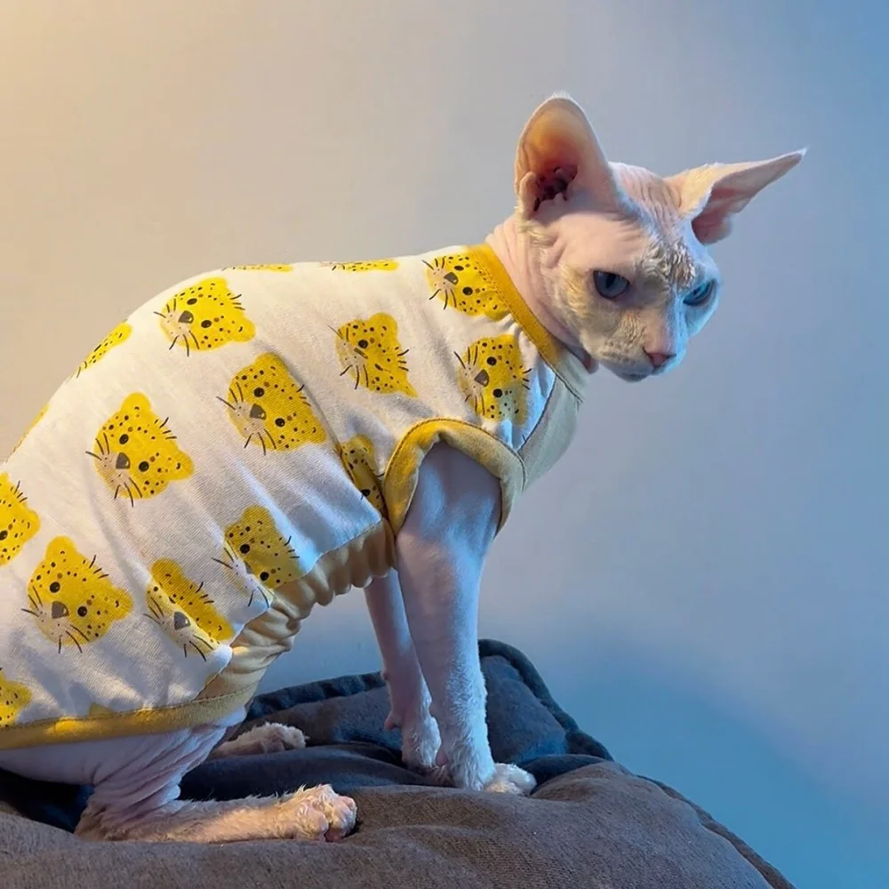 Gato con el chaleco puesto mostrando el diseño