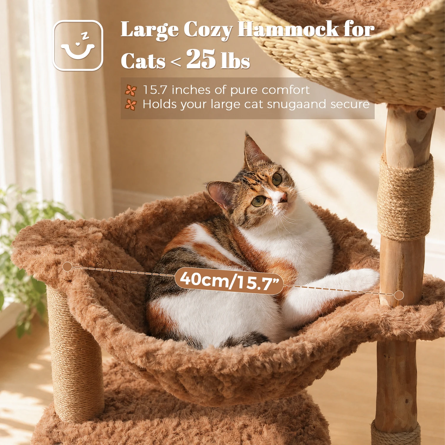 Árbol para gatos en ambiente de salón moderno