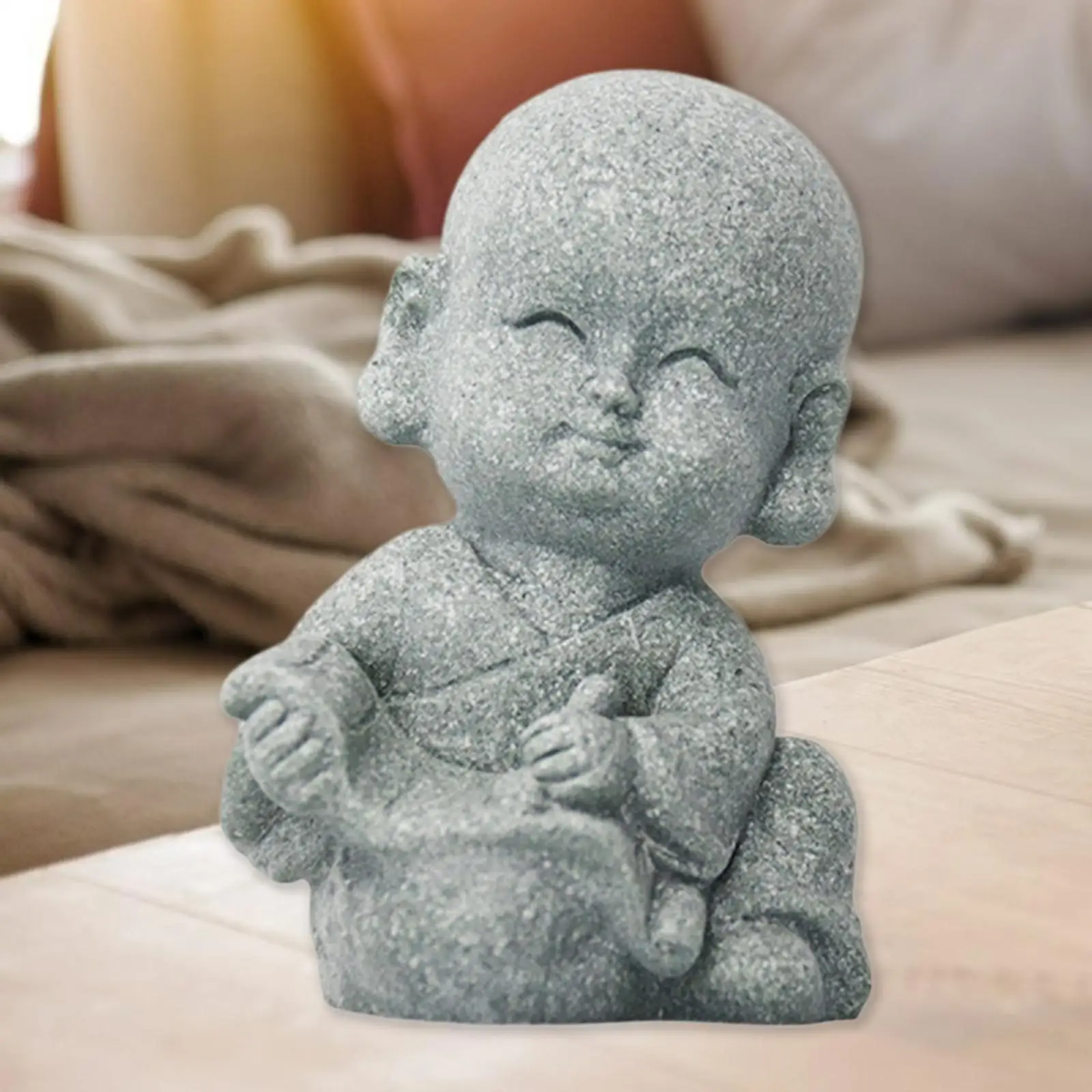 Vista cenital de las figuras de monjes dispuestas en una superficie decorativa