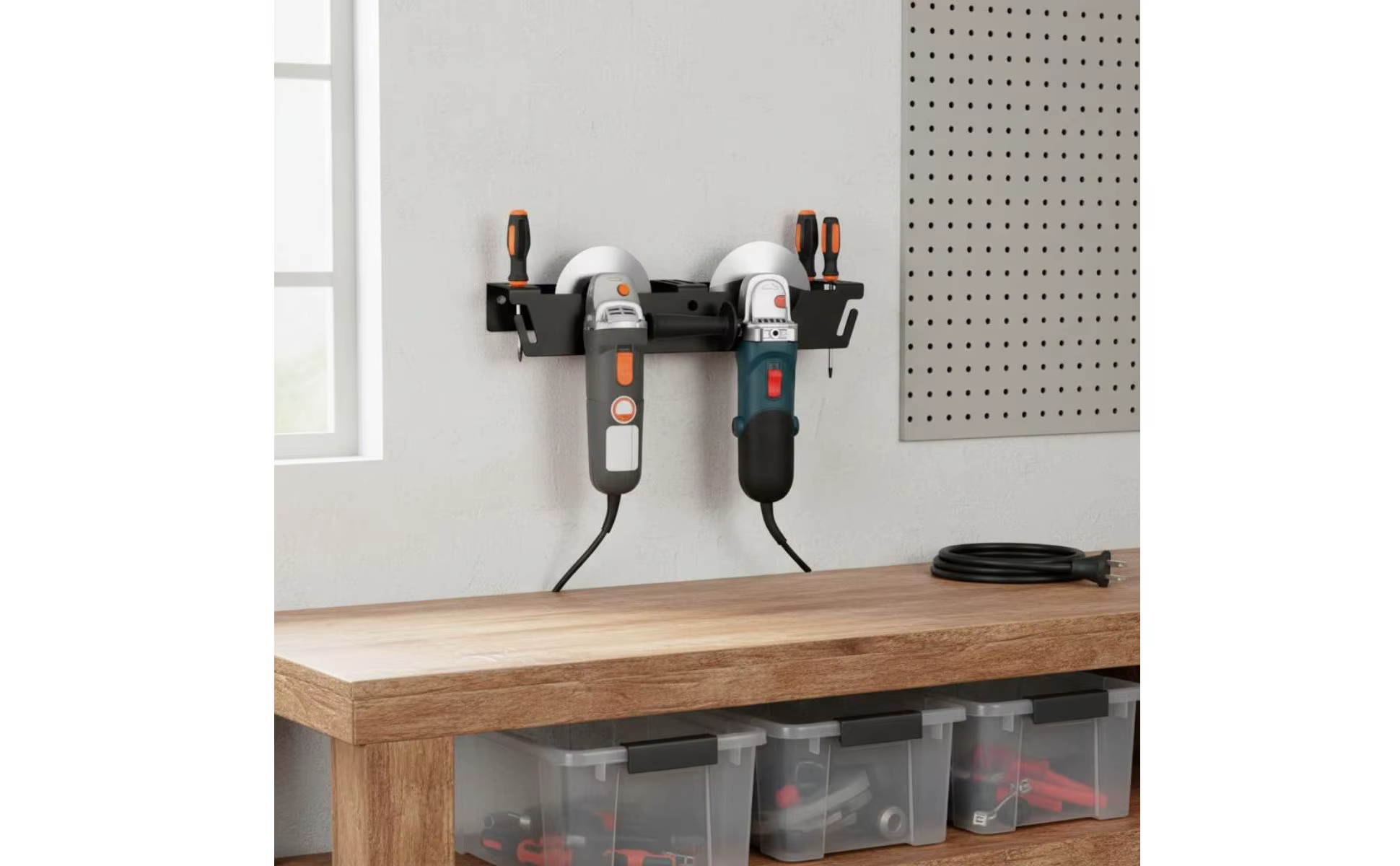 Soporte de pared instalado en taller compacto