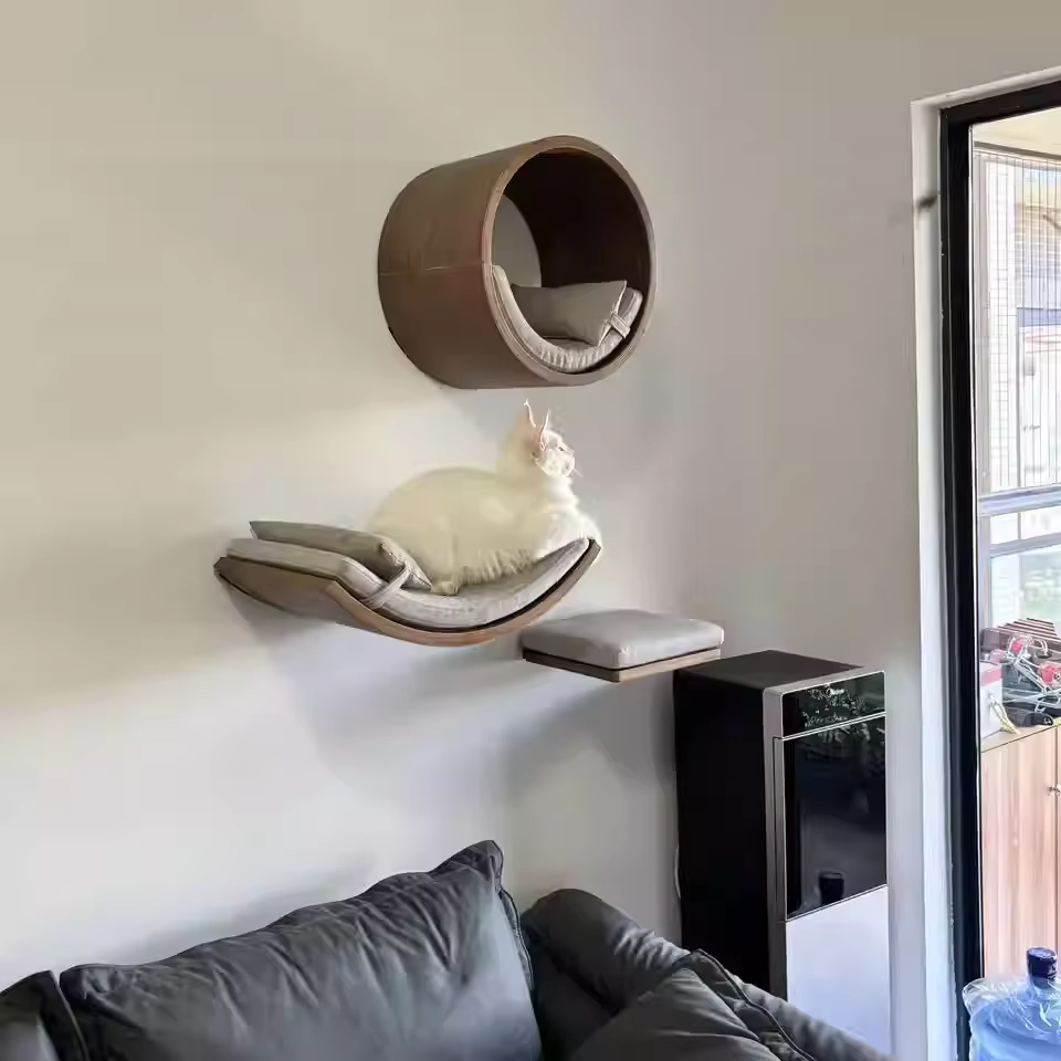 Torre para gatos montada en la pared con hamaca, escaleras y casa - imagen 4