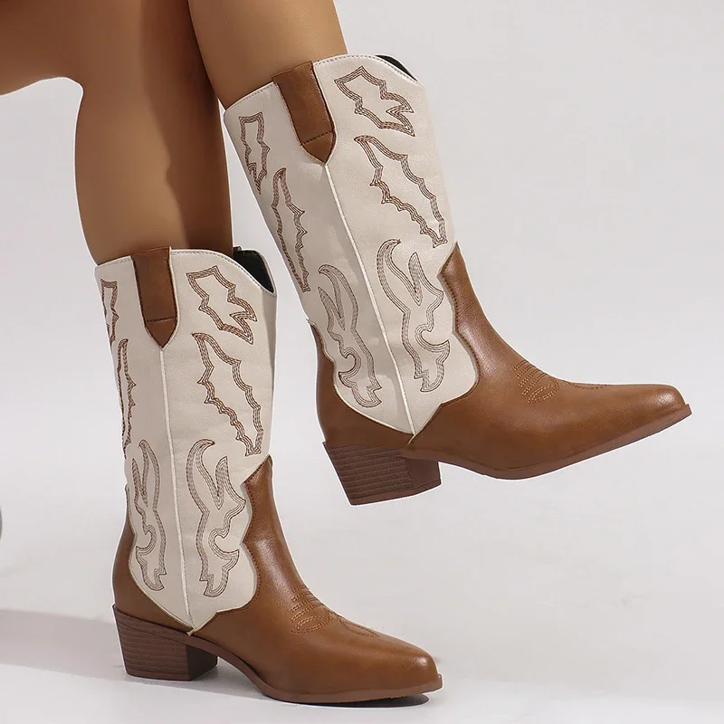 Botas western combinadas con outfit casual jeans y chaleco