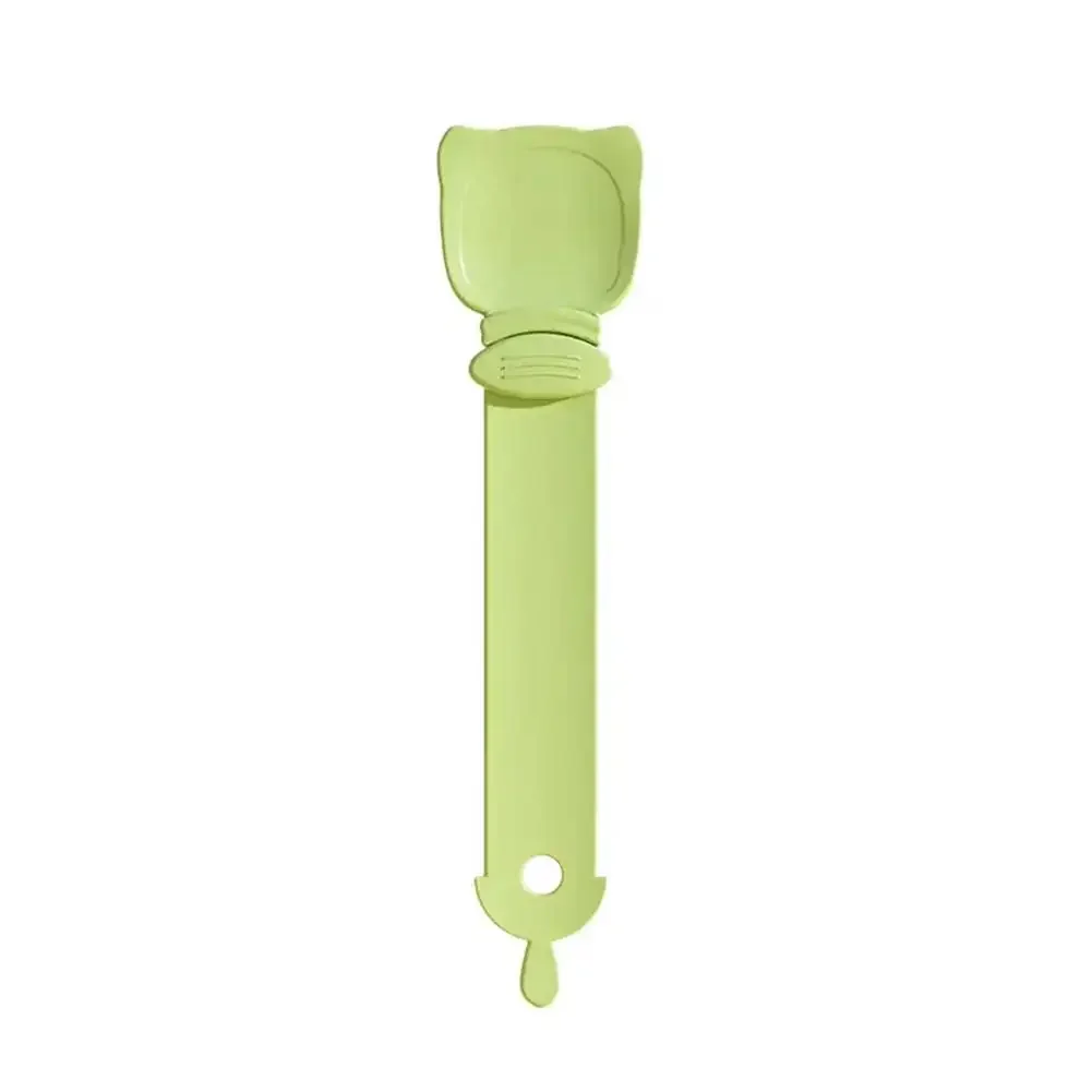 Cuchara para alimentación de mascotas en posición horizontal mostrando su forma ergonómica