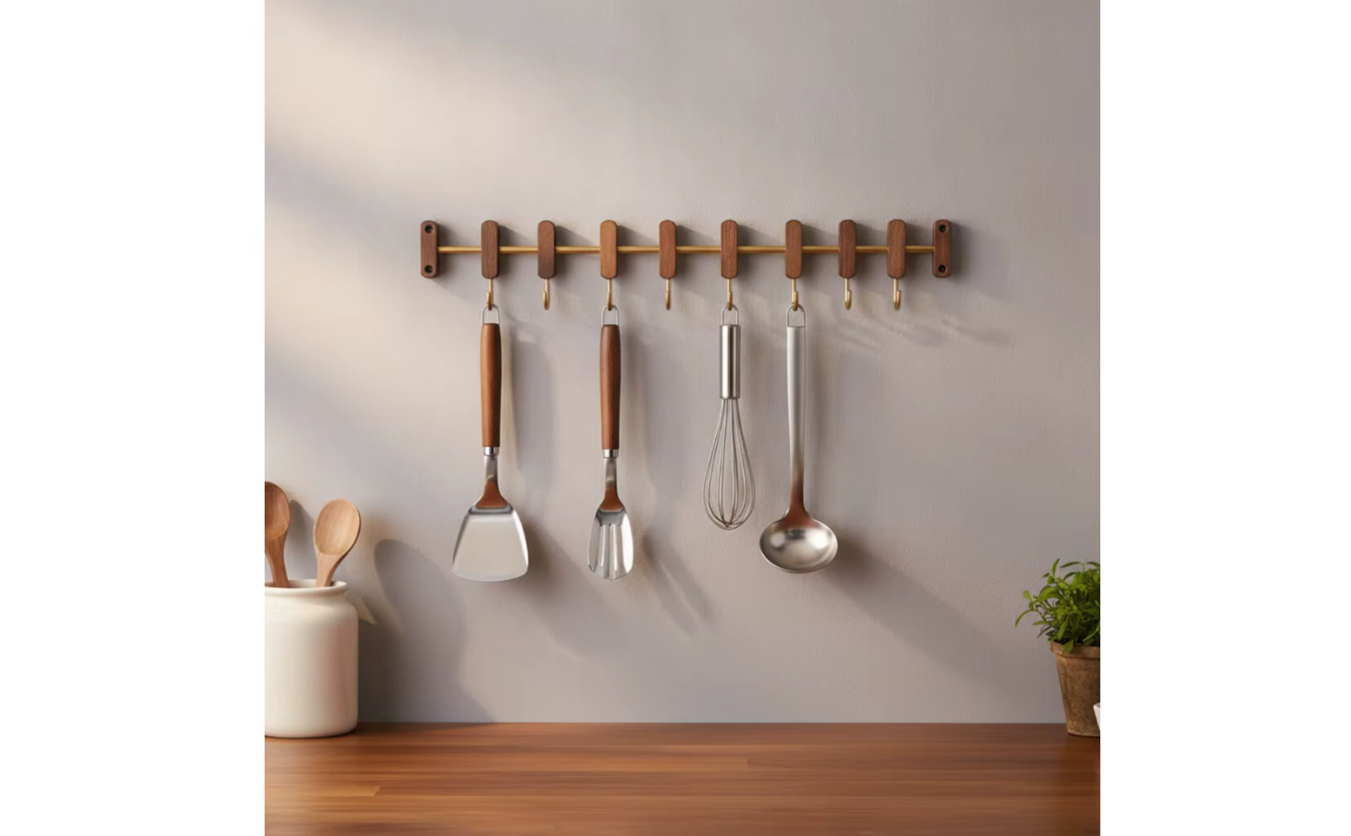 Perchero de pared de madera con barra de metal y ganchos ajustables
