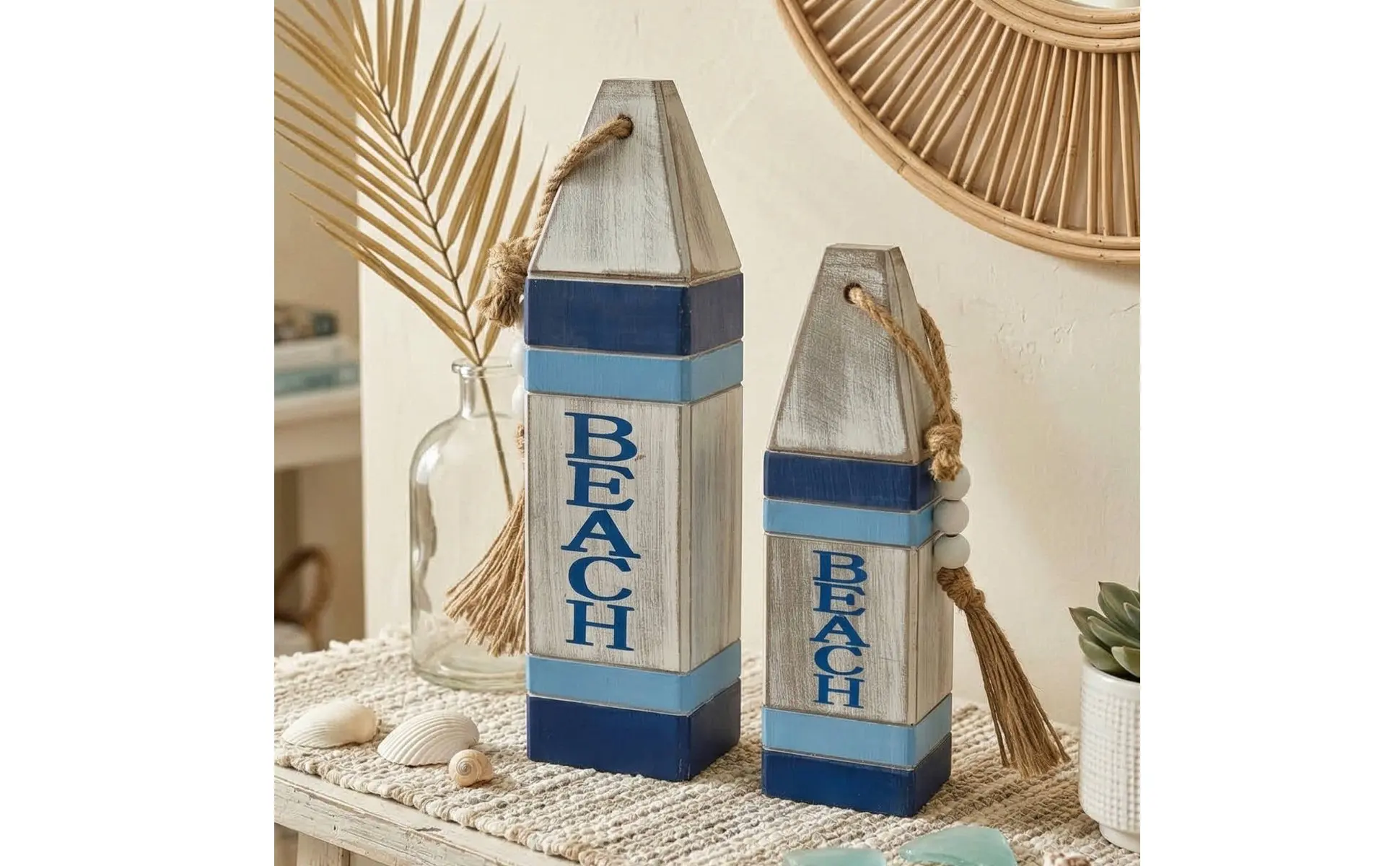 Detalle de las letras BEACH en la boya náutica