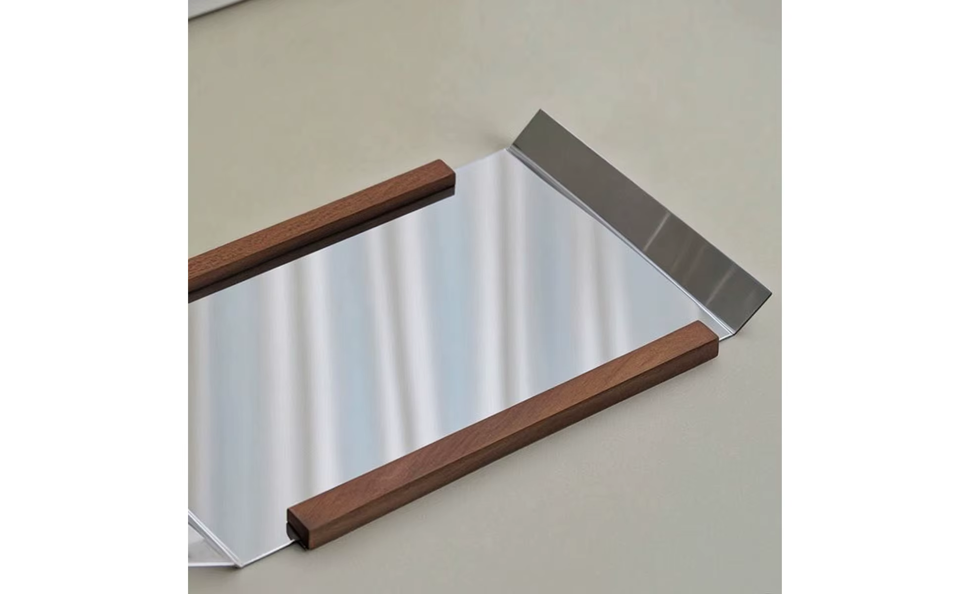 Composición decorativa sobre mesa de centro