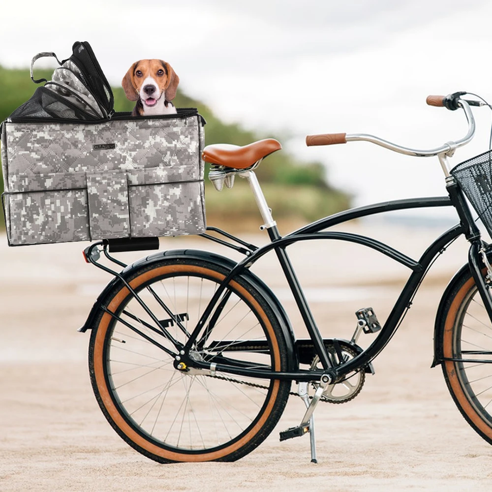 Cesta instalada en portabicicletas con perro pequeño