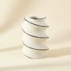 Jarrón escultural minimalista en espiral blanco neutro para casa
