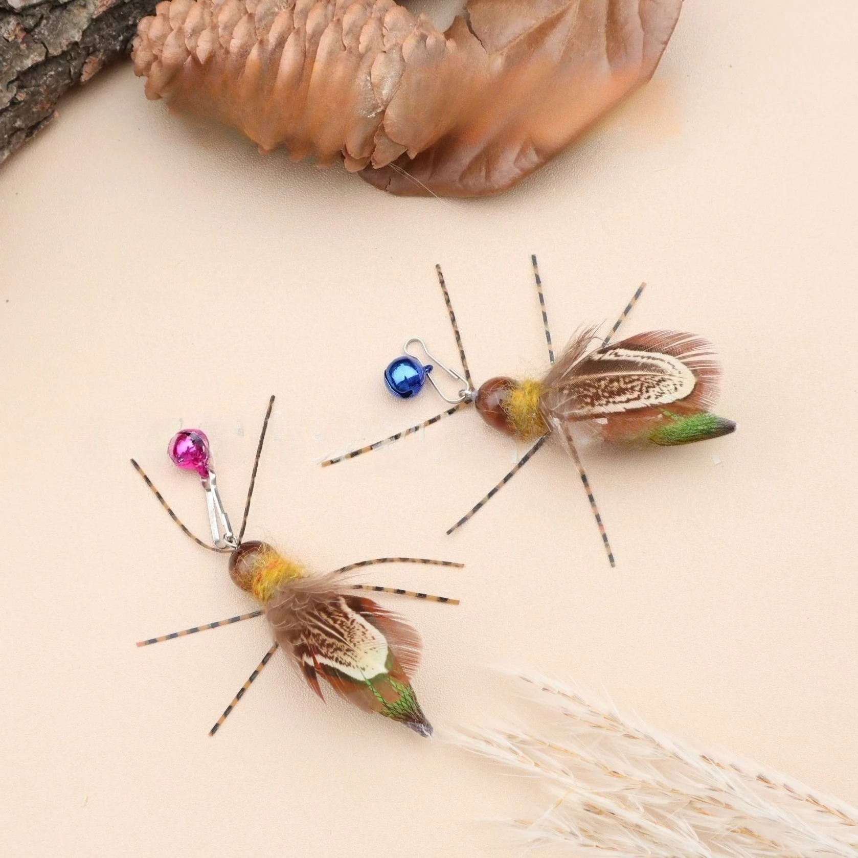 Pluma de luciérnaga en movimiento, simulando el vuelo de un insecto