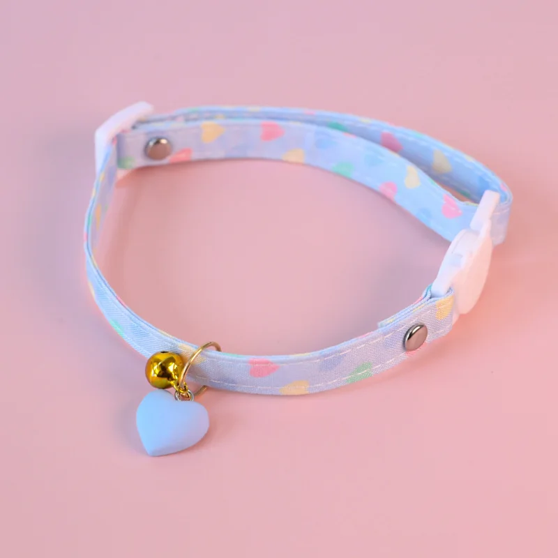 Collar de seguridad para gatos con diseño de cara sonriente y colores contrastantes