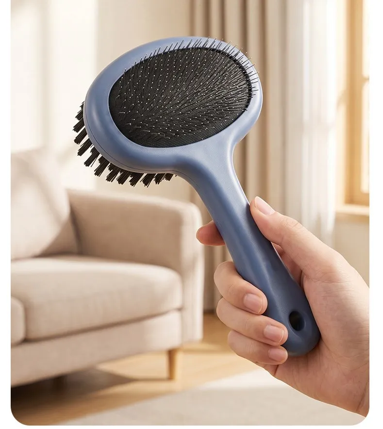 Cepillo de aseo para perros con pelo atrapado visible