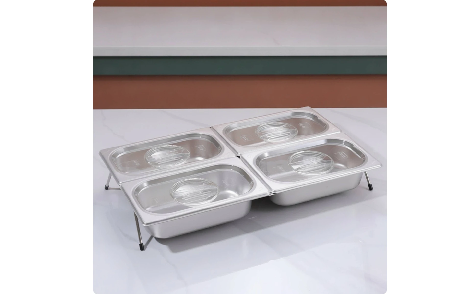 Bandeja montada sobre mostrador de cocina profesional