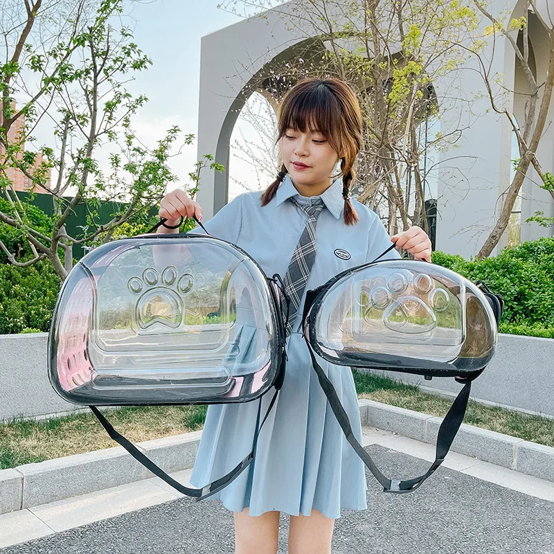 Bolsa transparente para mascotas en uso