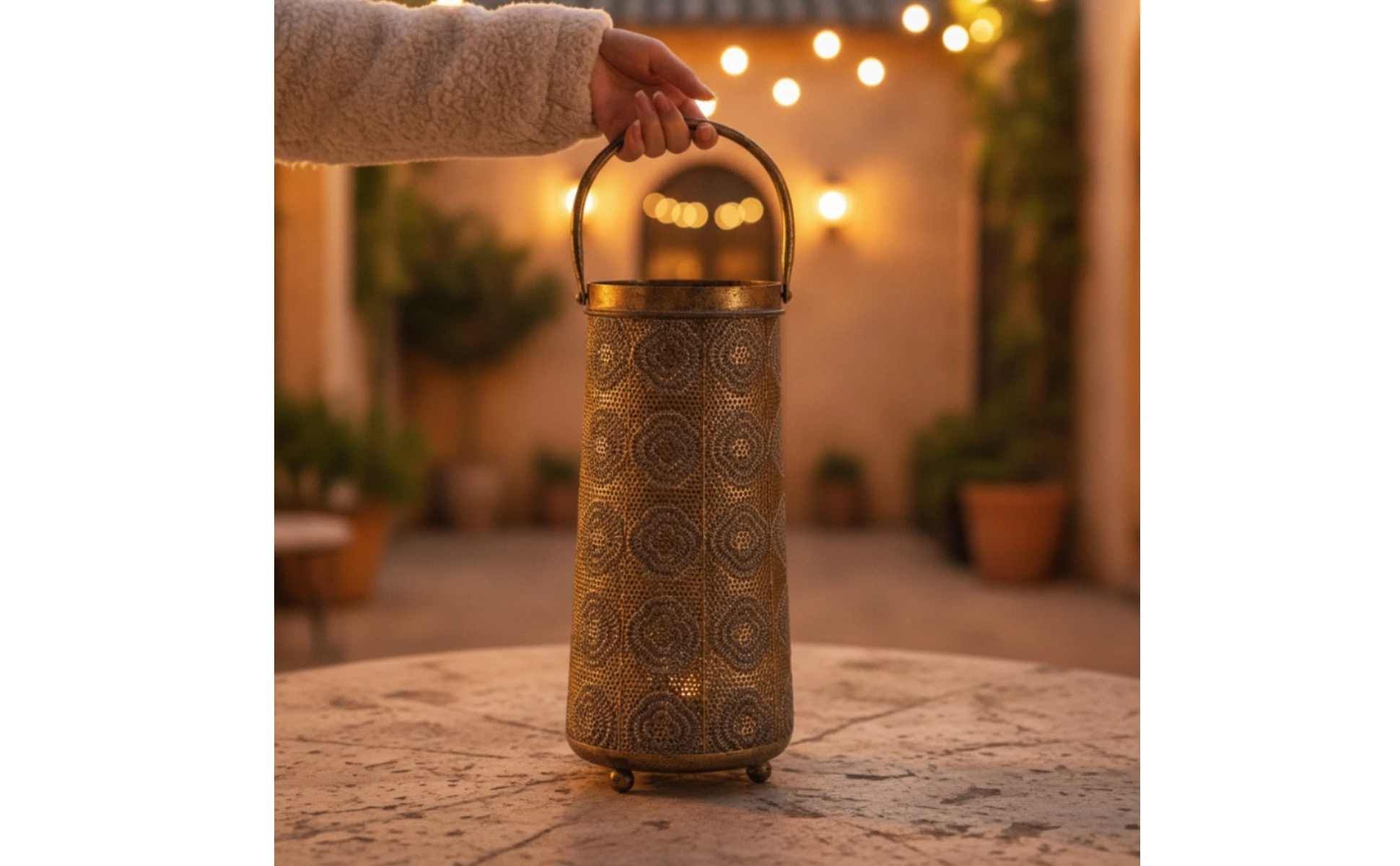 Farol metálico sobre superficie decorada