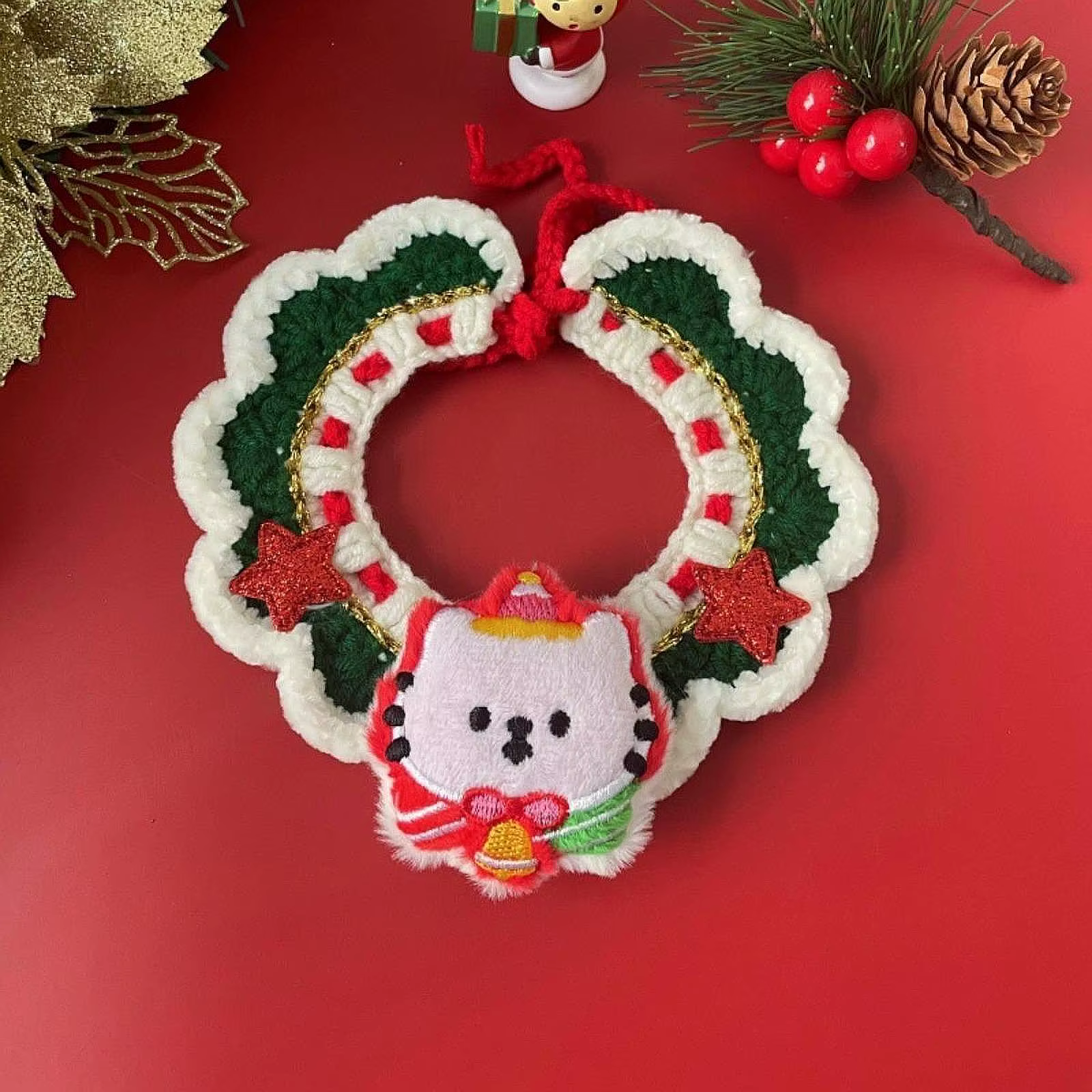 Gato con el collar festivo en ambiente navideño