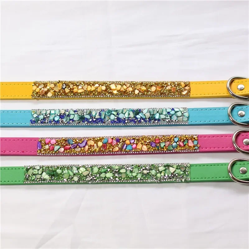 Collar brillante con pedrería sobre fondo blanco