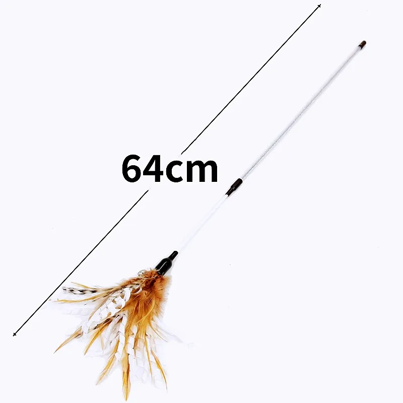 Detalle de las plumas coloridas del juguete para gatos