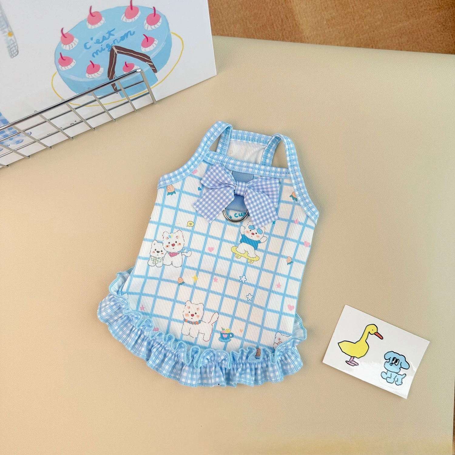 Vestido camisero a cuadros puesto en mascota