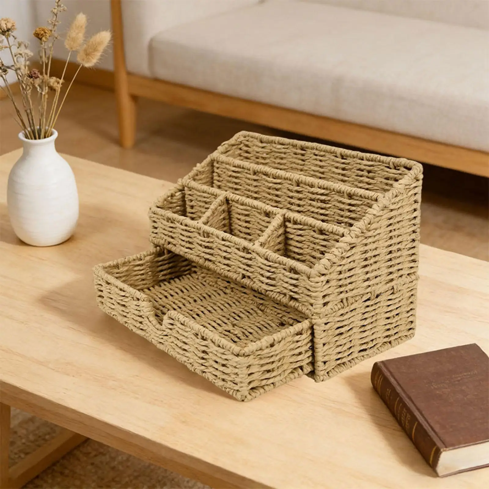 Cesta en estante de sala de estar con objetos decorativos
