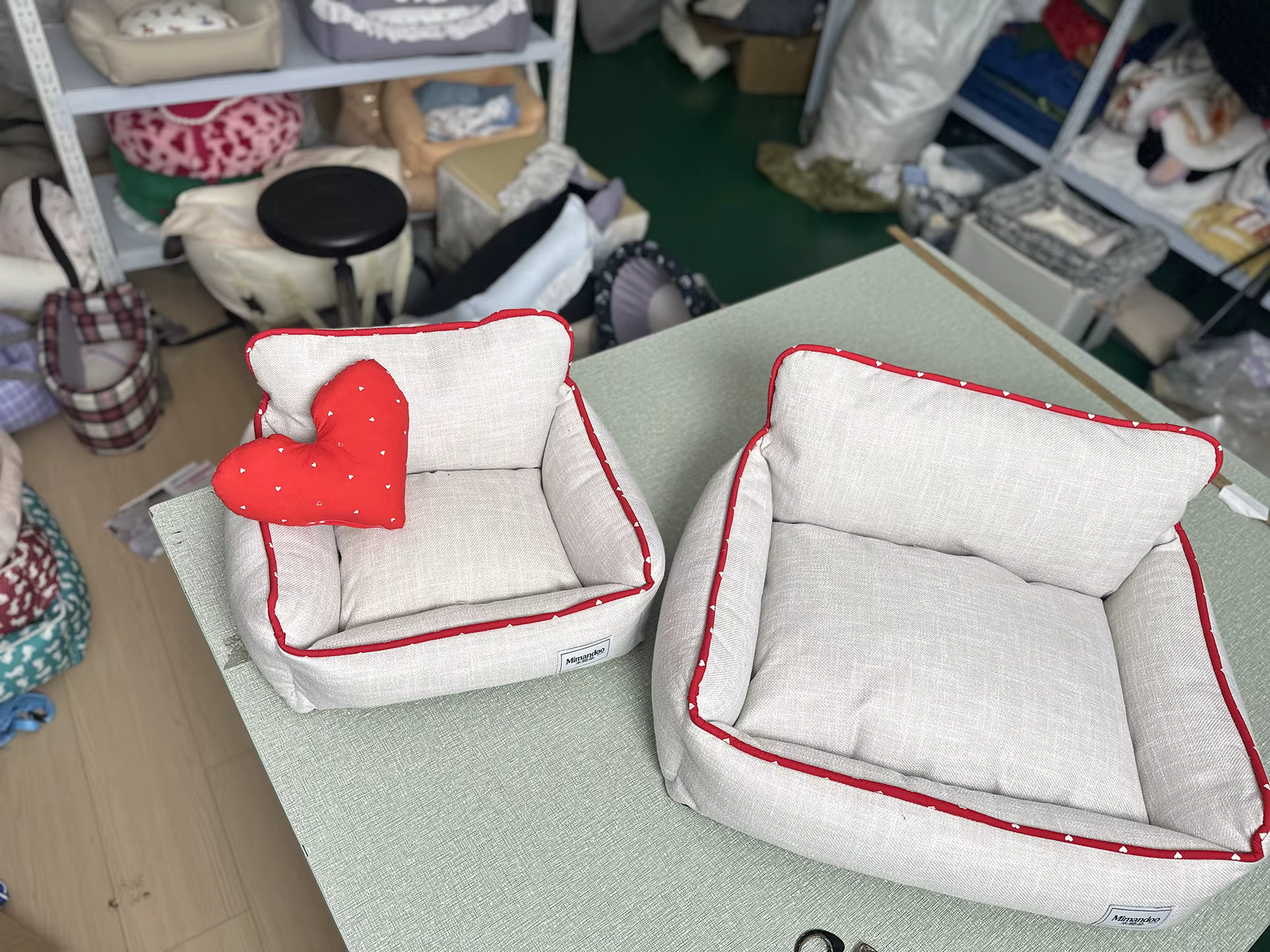 Cama nido para perro ubicada en espacio reducido del hogar